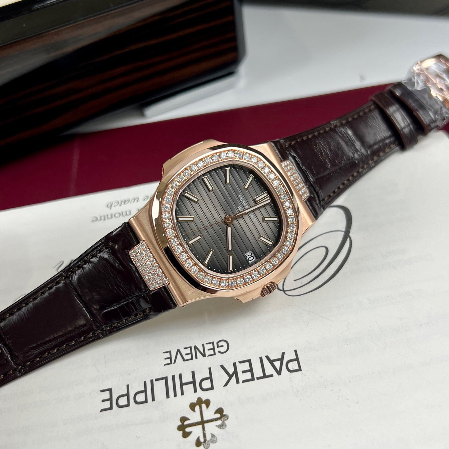파텍 필립 노틸러스 5711/1R-001 –Wrapped 18k and diamond Leather band version