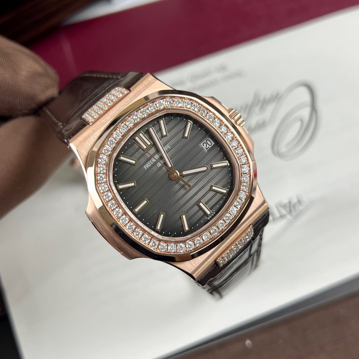 파텍 필립 노틸러스 5711/1R-001 –Wrapped 18k and diamond Leather band version