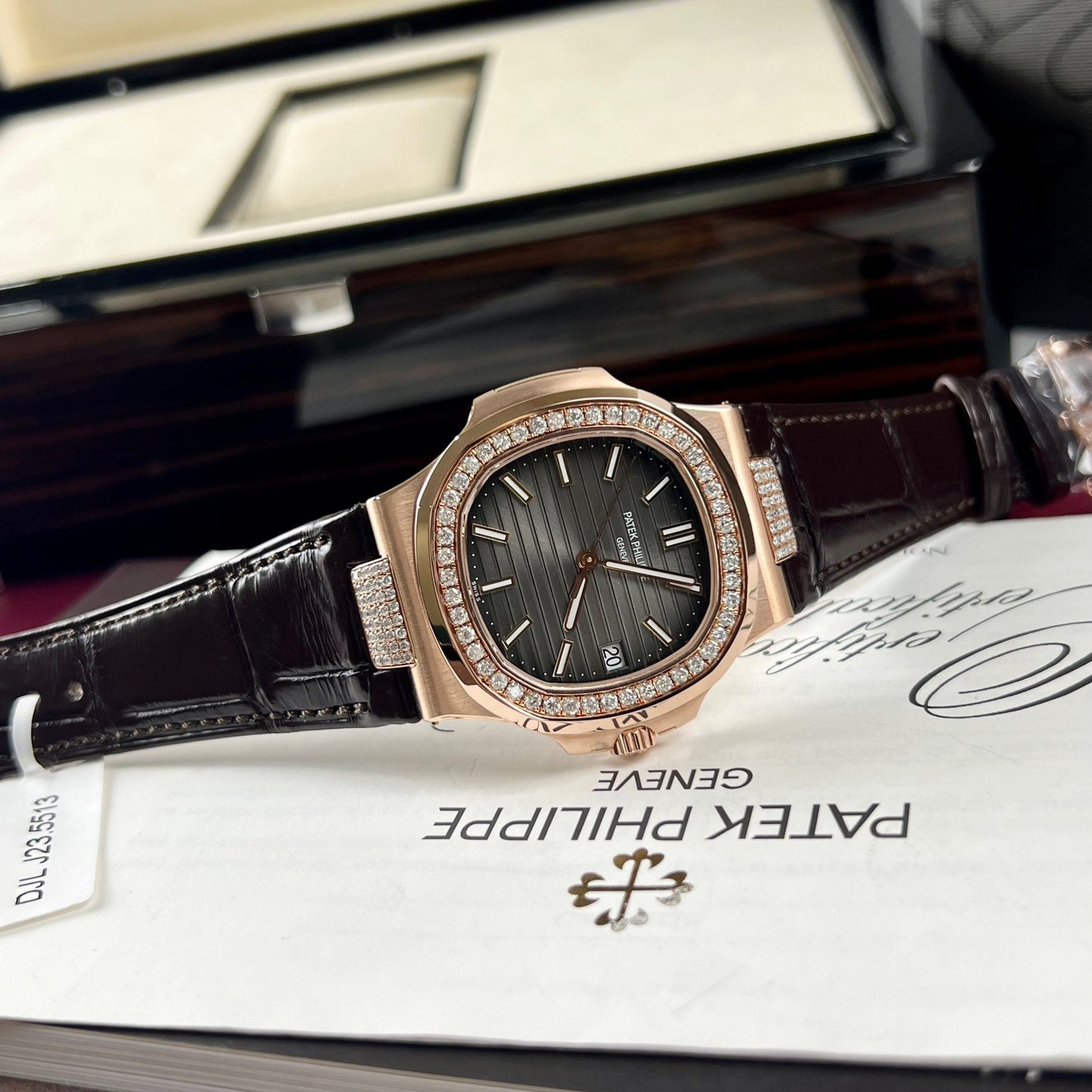 파텍 필립 노틸러스 5711/1R-001 –Wrapped 18k and diamond Leather band version