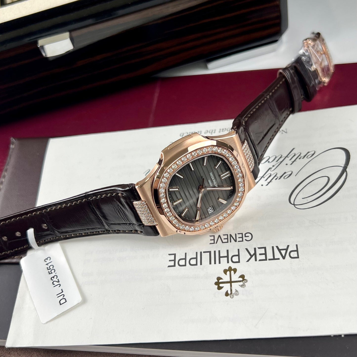 파텍 필립 노틸러스 5711/1R-001 –Wrapped 18k and diamond Leather band version