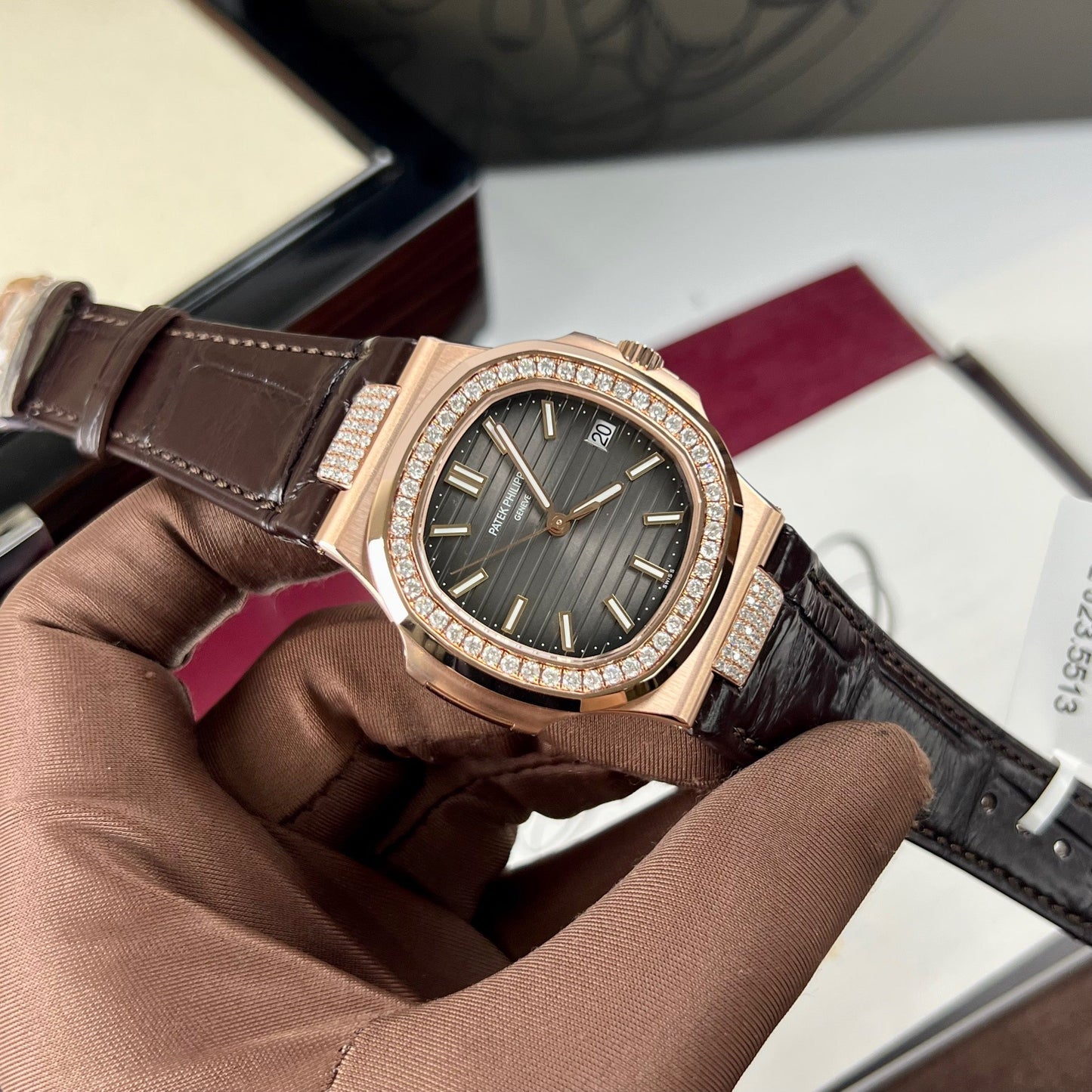 파텍 필립 노틸러스 5711/1R-001 –Wrapped 18k and diamond Leather band version