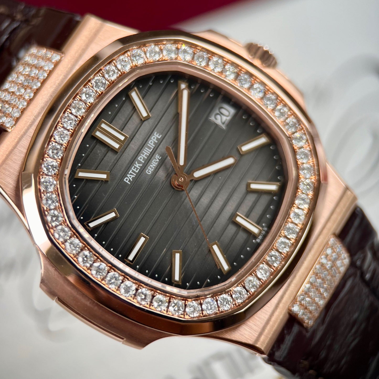 파텍 필립 노틸러스 5711/1R-001 –Wrapped 18k and diamond Leather band version