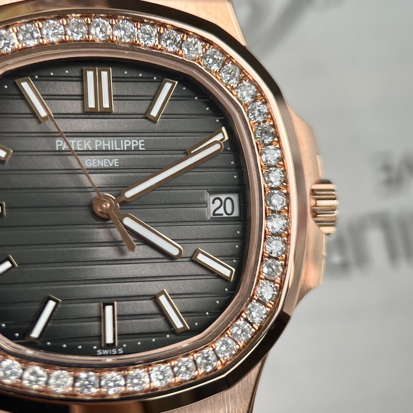 파텍 필립 노틸러스 5711/1R-001 –Wrapped 18k and diamond Leather band version