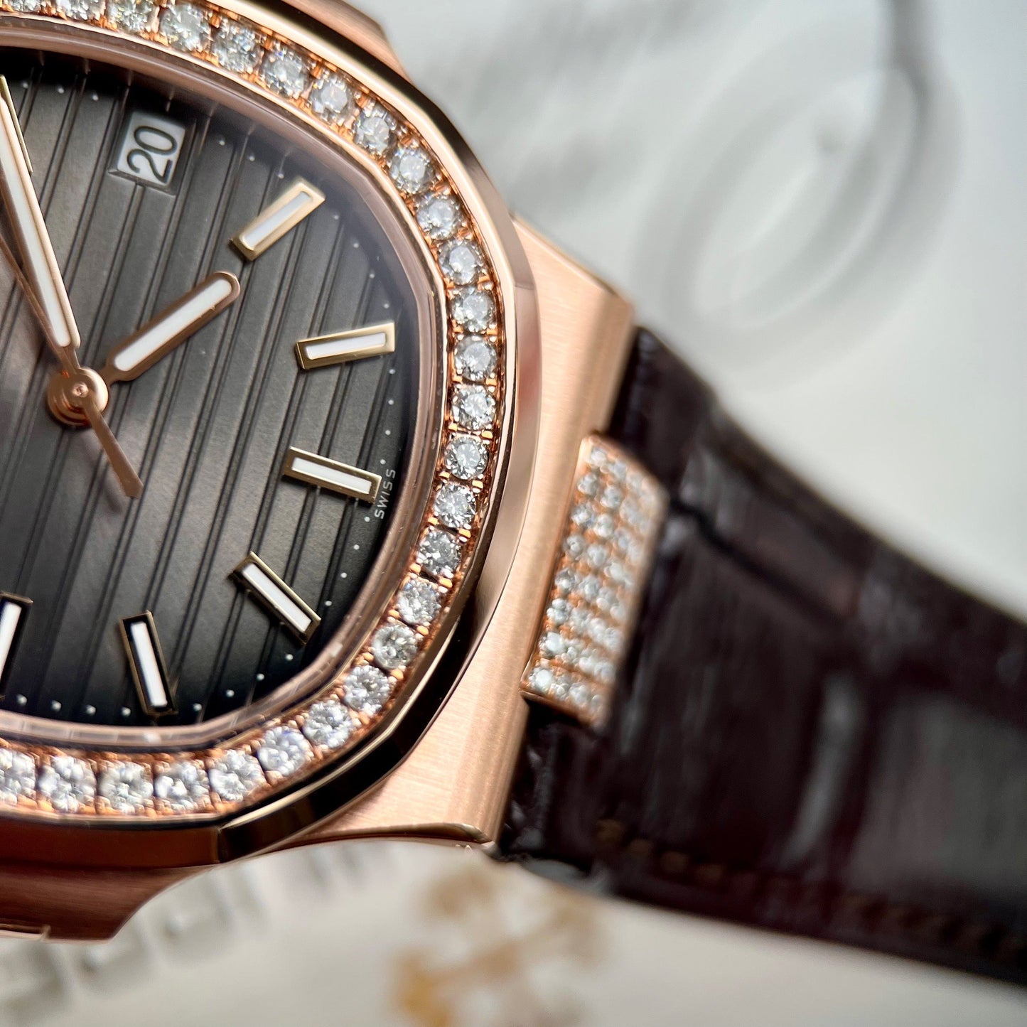 파텍 필립 노틸러스 5711/1R-001 –Wrapped 18k and diamond Leather band version