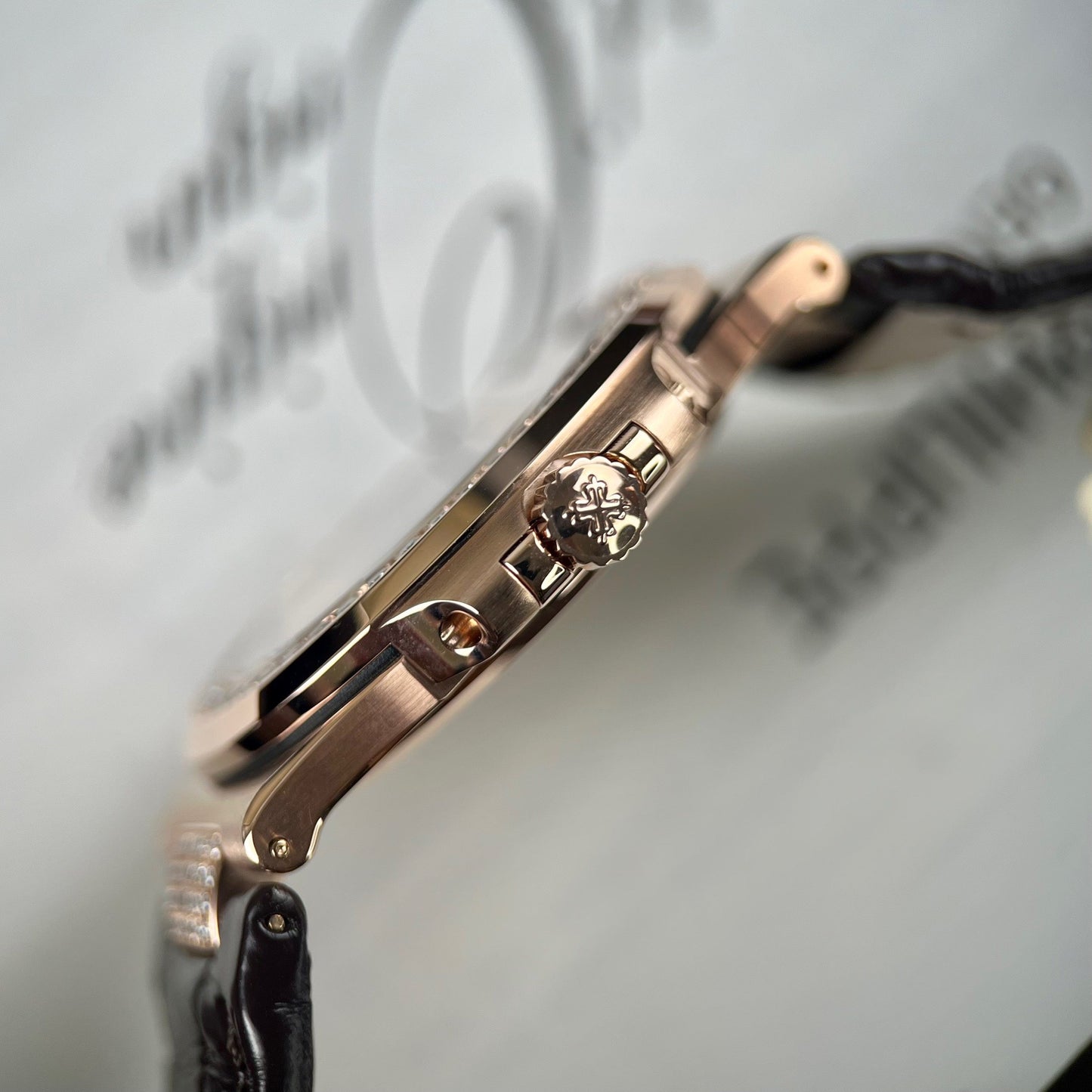 파텍 필립 노틸러스 5711/1R-001 –Wrapped 18k and diamond Leather band version