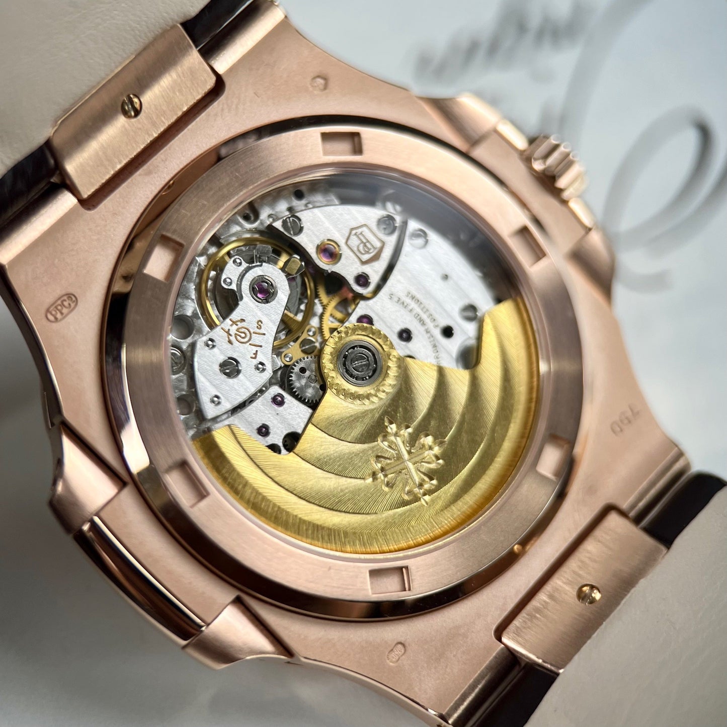 파텍 필립 노틸러스 5711/1R-001 –Wrapped 18k and diamond Leather band version