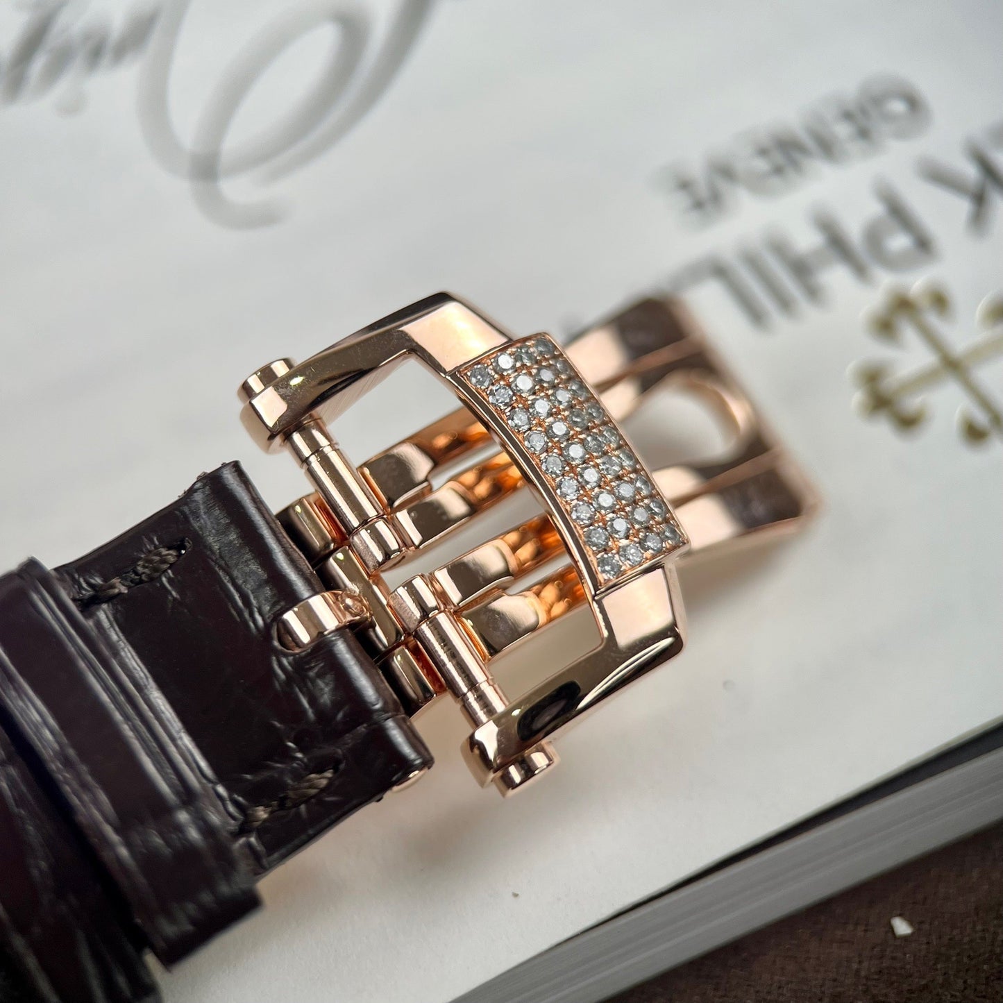 파텍 필립 노틸러스 5711/1R-001 –Wrapped 18k and diamond Leather band version