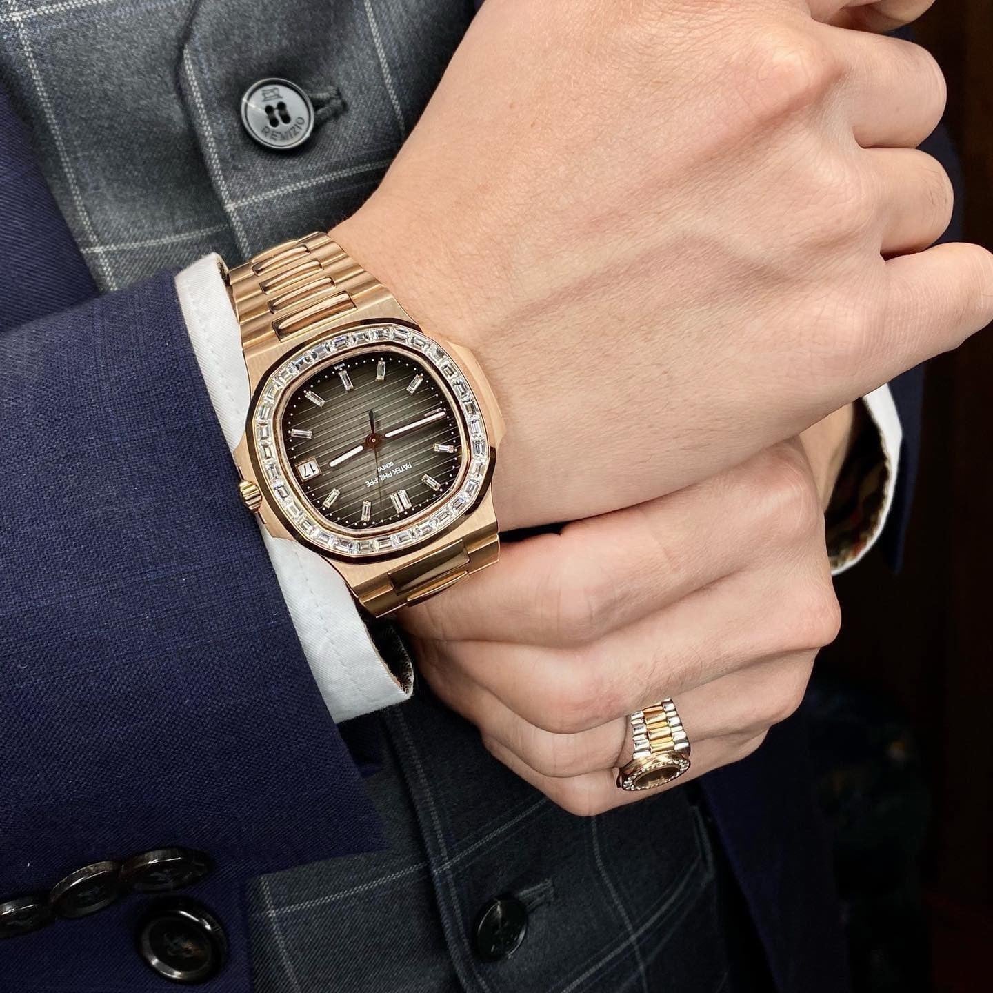 파텍 필립 노틸러스 5711/1R-001 –Wrapped 18k 로즈 골드 and Moissanite Baguette
