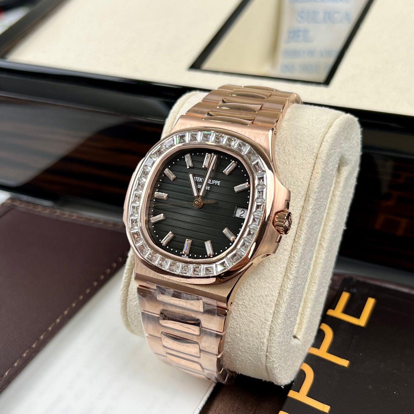 파텍 필립 노틸러스 5711/1R-001 –Wrapped 18k 로즈 골드 and Moissanite Baguette