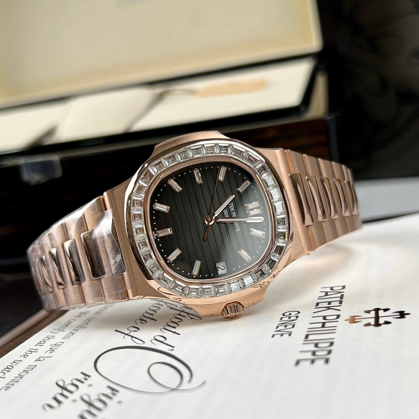 파텍 필립 노틸러스 5711/1R-001 –Wrapped 18k 로즈 골드 and Moissanite Baguette