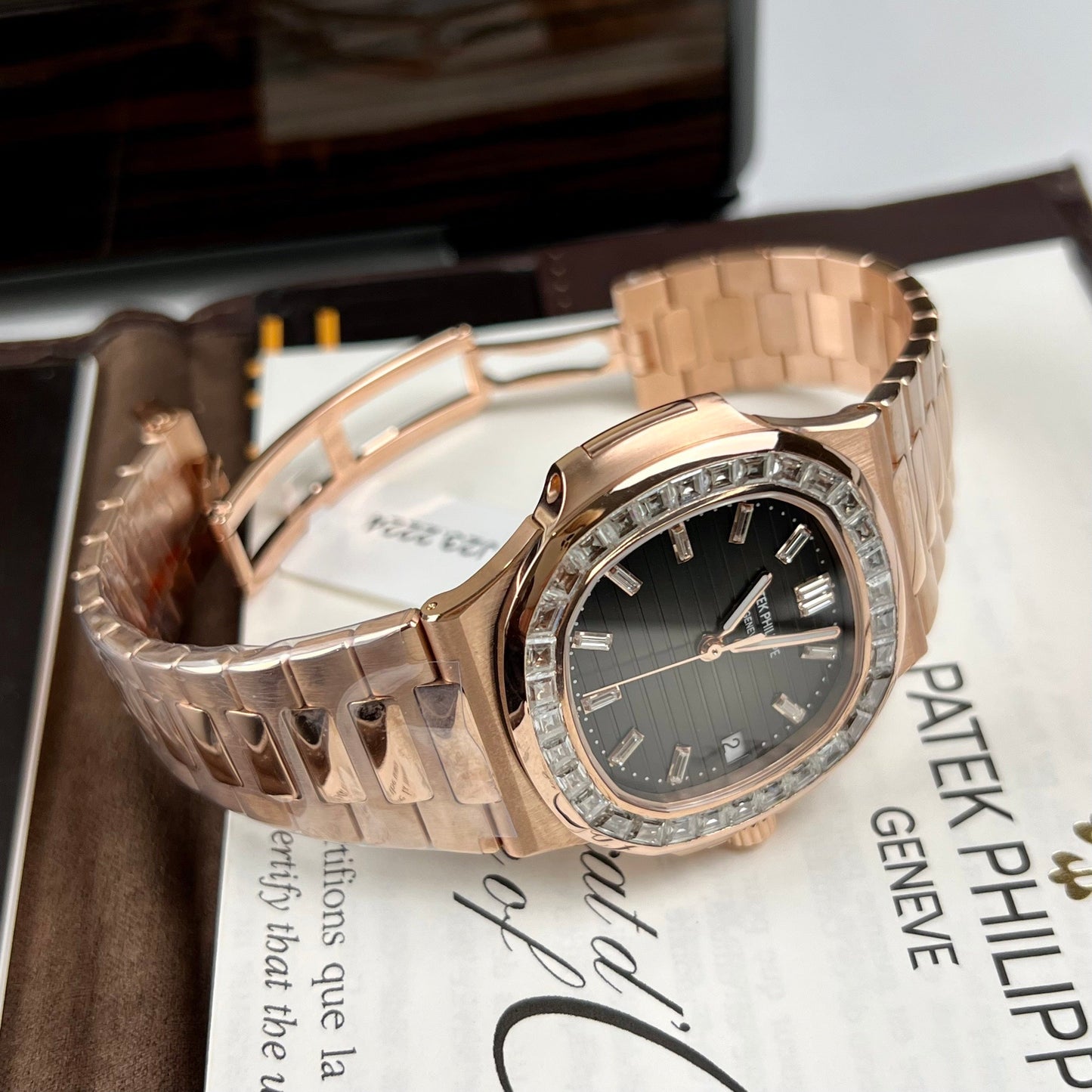 파텍 필립 노틸러스 5711/1R-001 –Wrapped 18k 로즈 골드 and Moissanite Baguette