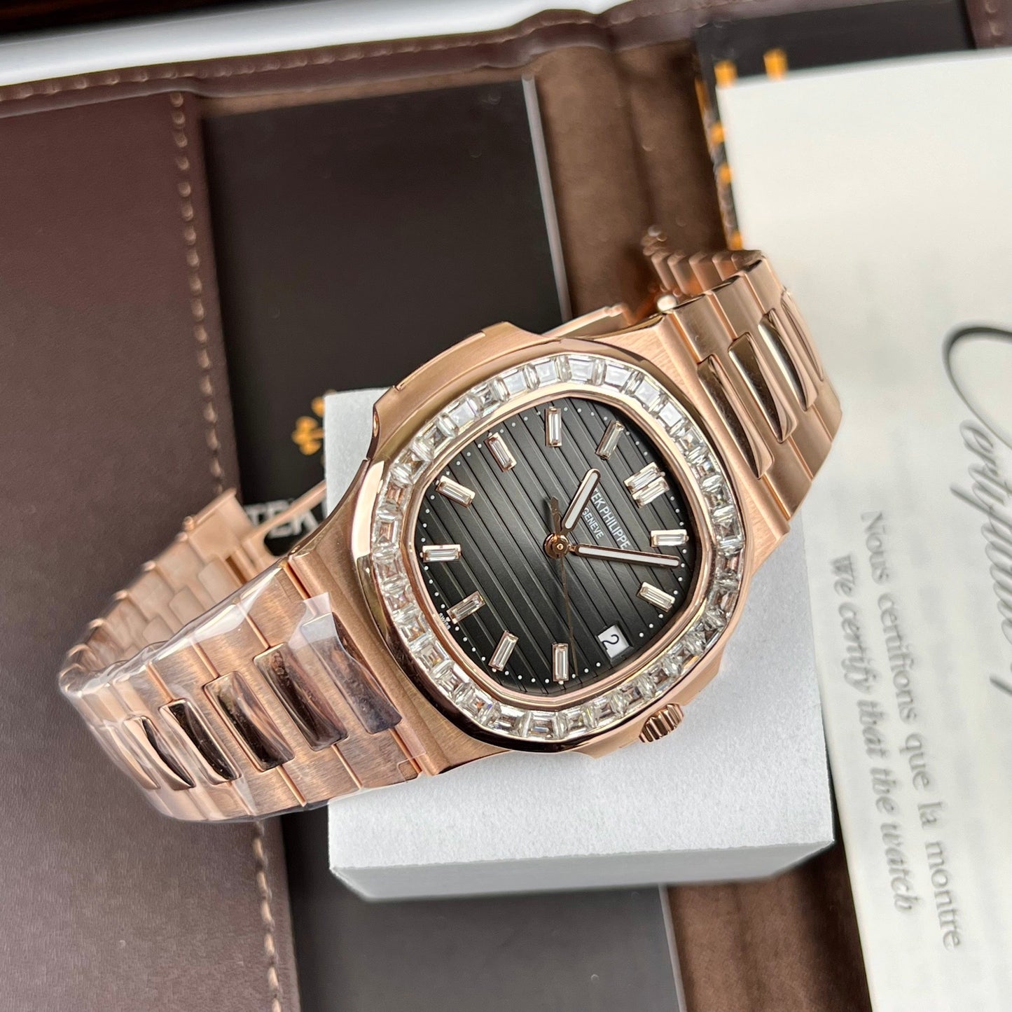 파텍 필립 노틸러스 5711/1R-001 –Wrapped 18k 로즈 골드 and Moissanite Baguette