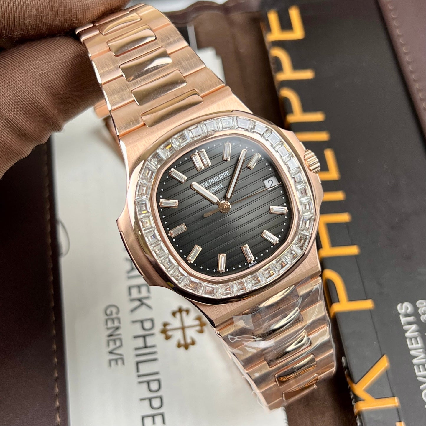 파텍 필립 노틸러스 5711/1R-001 –Wrapped 18k 로즈 골드 and Moissanite Baguette