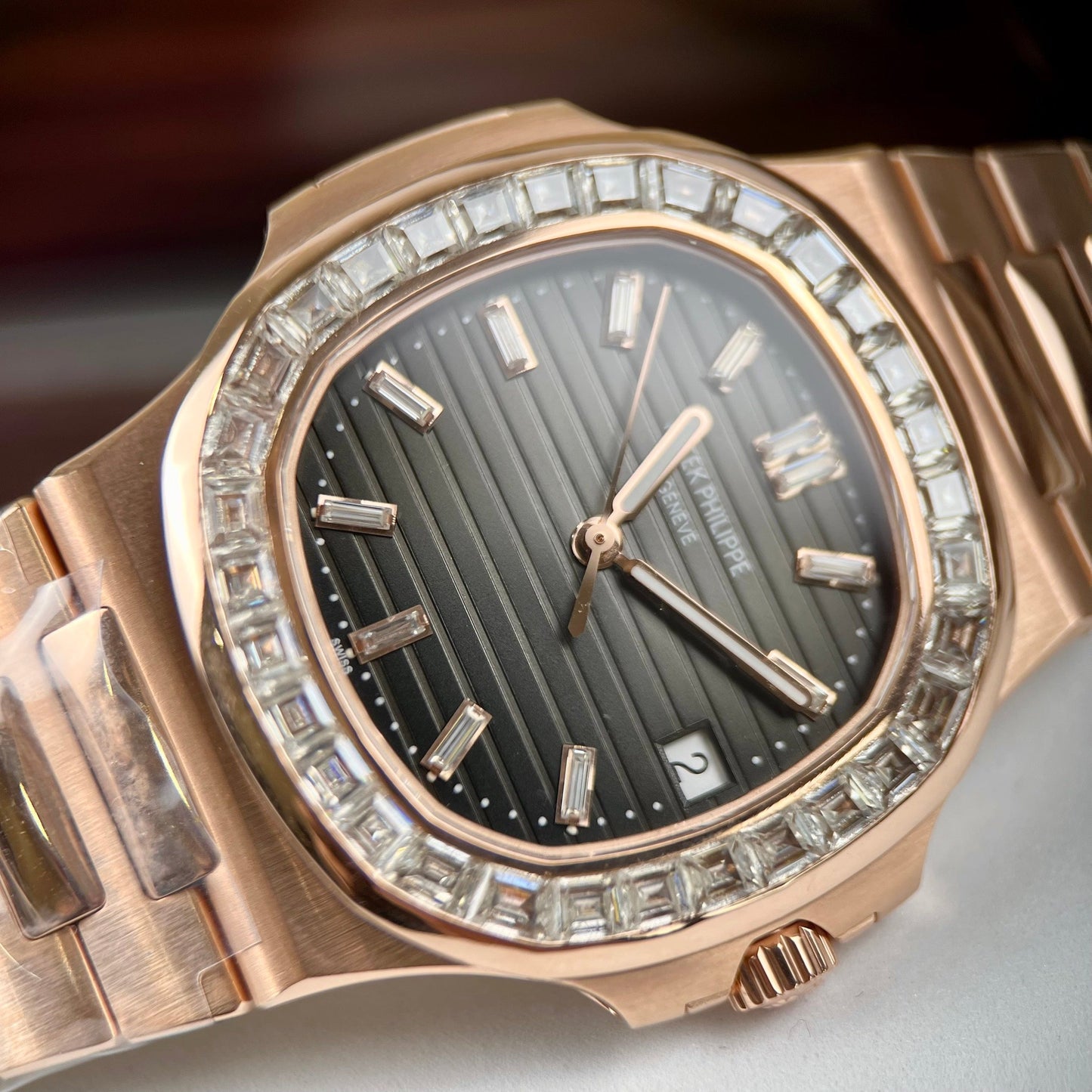 파텍 필립 노틸러스 5711/1R-001 –Wrapped 18k 로즈 골드 and Moissanite Baguette