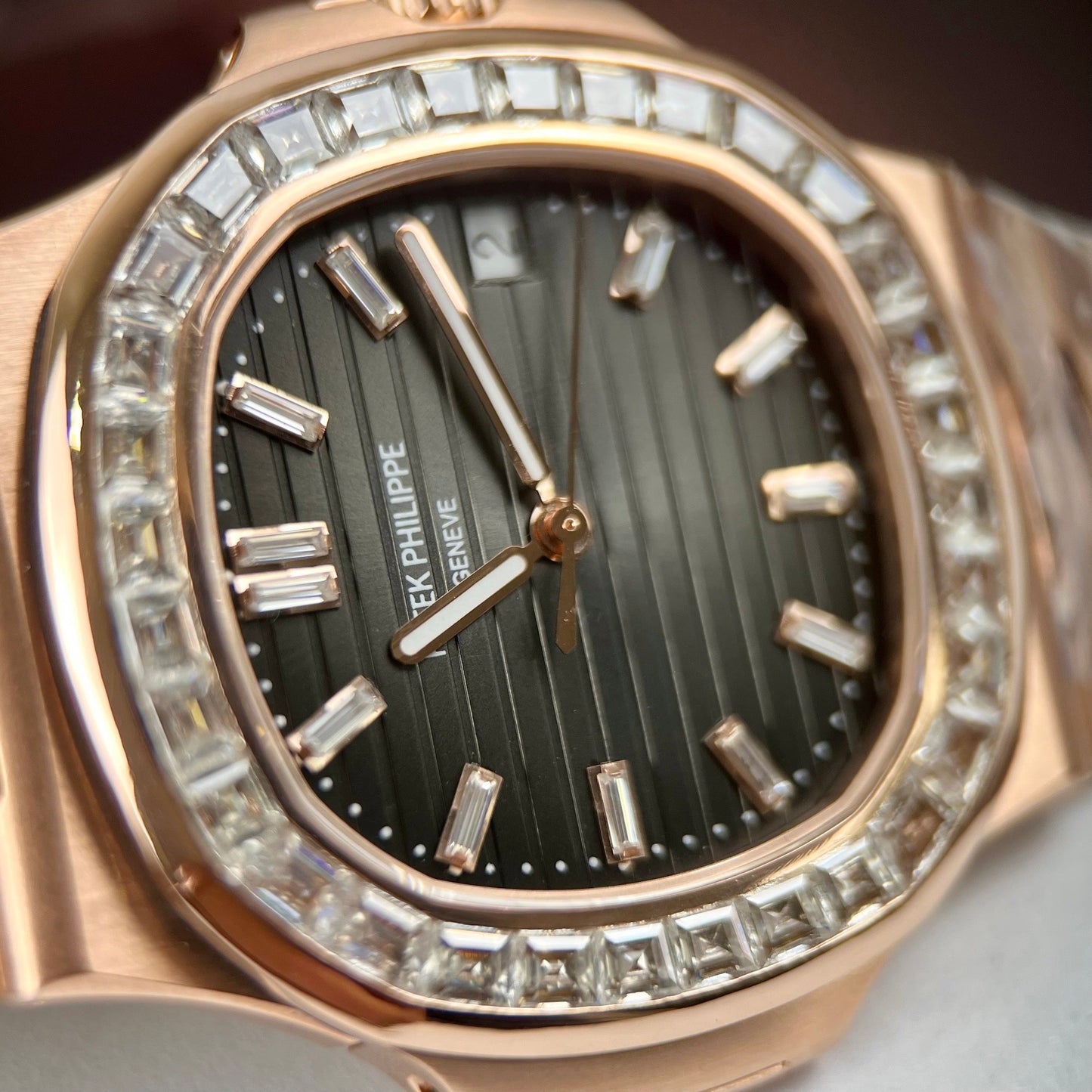 파텍 필립 노틸러스 5711/1R-001 –Wrapped 18k 로즈 골드 and Moissanite Baguette