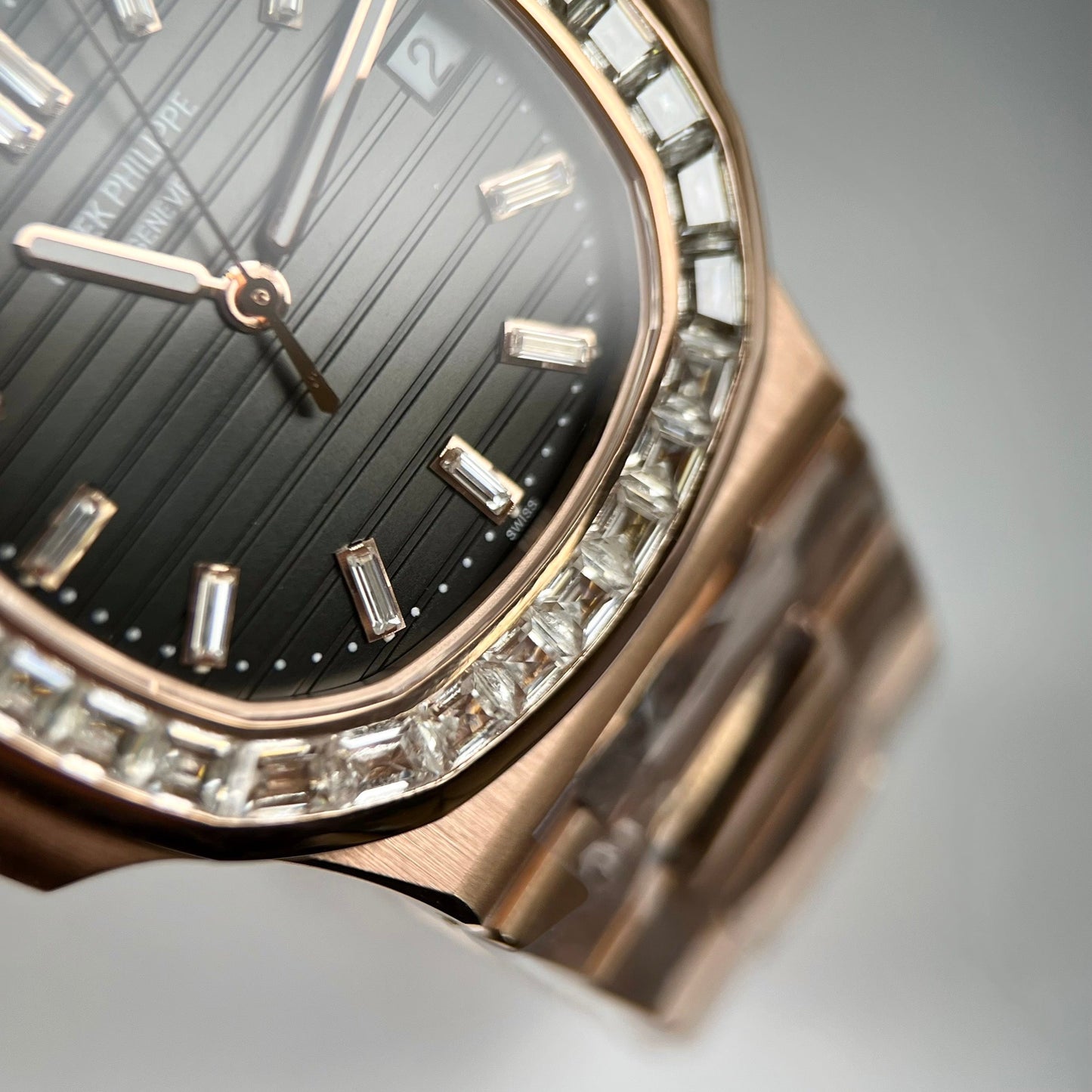 파텍 필립 노틸러스 5711/1R-001 –Wrapped 18k 로즈 골드 and Moissanite Baguette