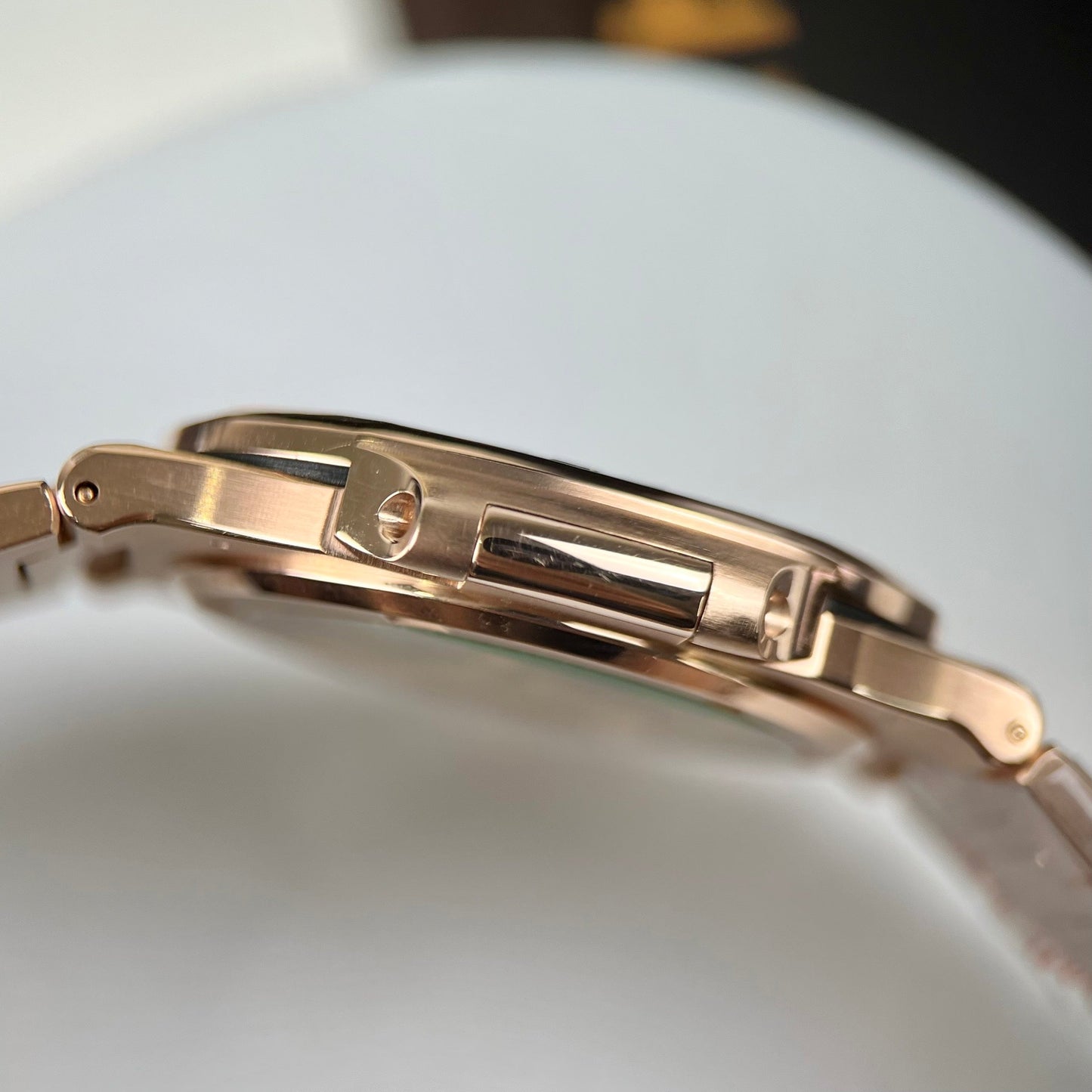 파텍 필립 노틸러스 5711/1R-001 –Wrapped 18k 로즈 골드 and Moissanite Baguette