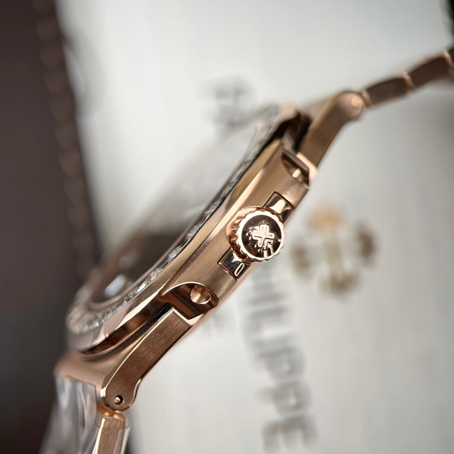파텍 필립 노틸러스 5711/1R-001 –Wrapped 18k 로즈 골드 and Moissanite Baguette