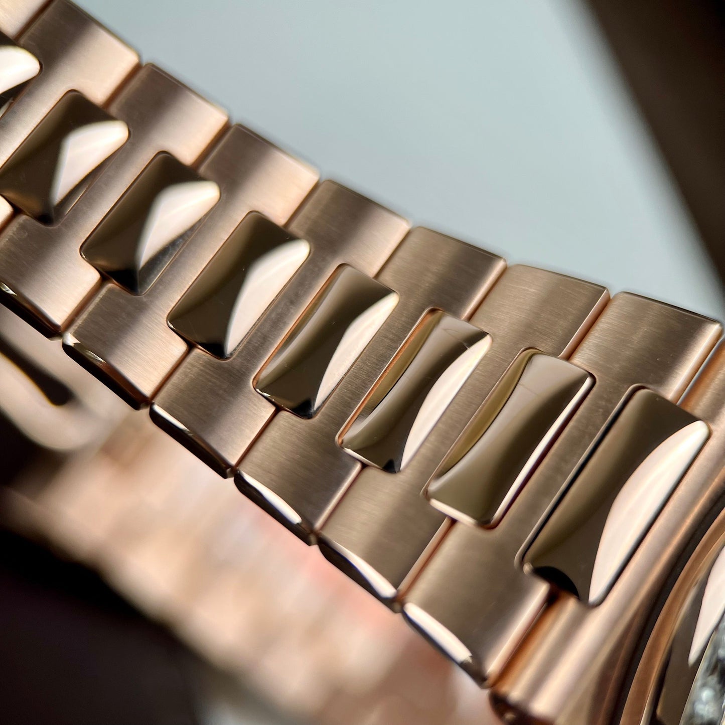 파텍 필립 노틸러스 5711/1R-001 –Wrapped 18k 로즈 골드 and Moissanite Baguette