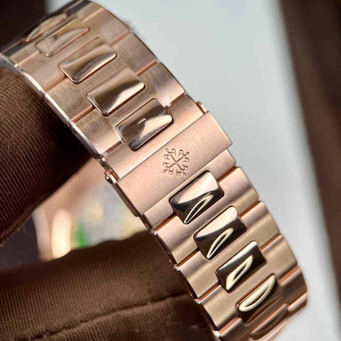 파텍 필립 노틸러스 5711/1R-001 –Wrapped 18k 로즈 골드 and Moissanite Baguette