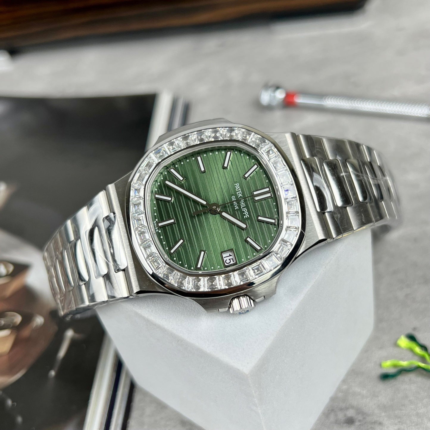 파텍 필립 노틸러스 5711/1300A-001 3K 팩토리 그린 다이얼 Custom Moisanite Baguette