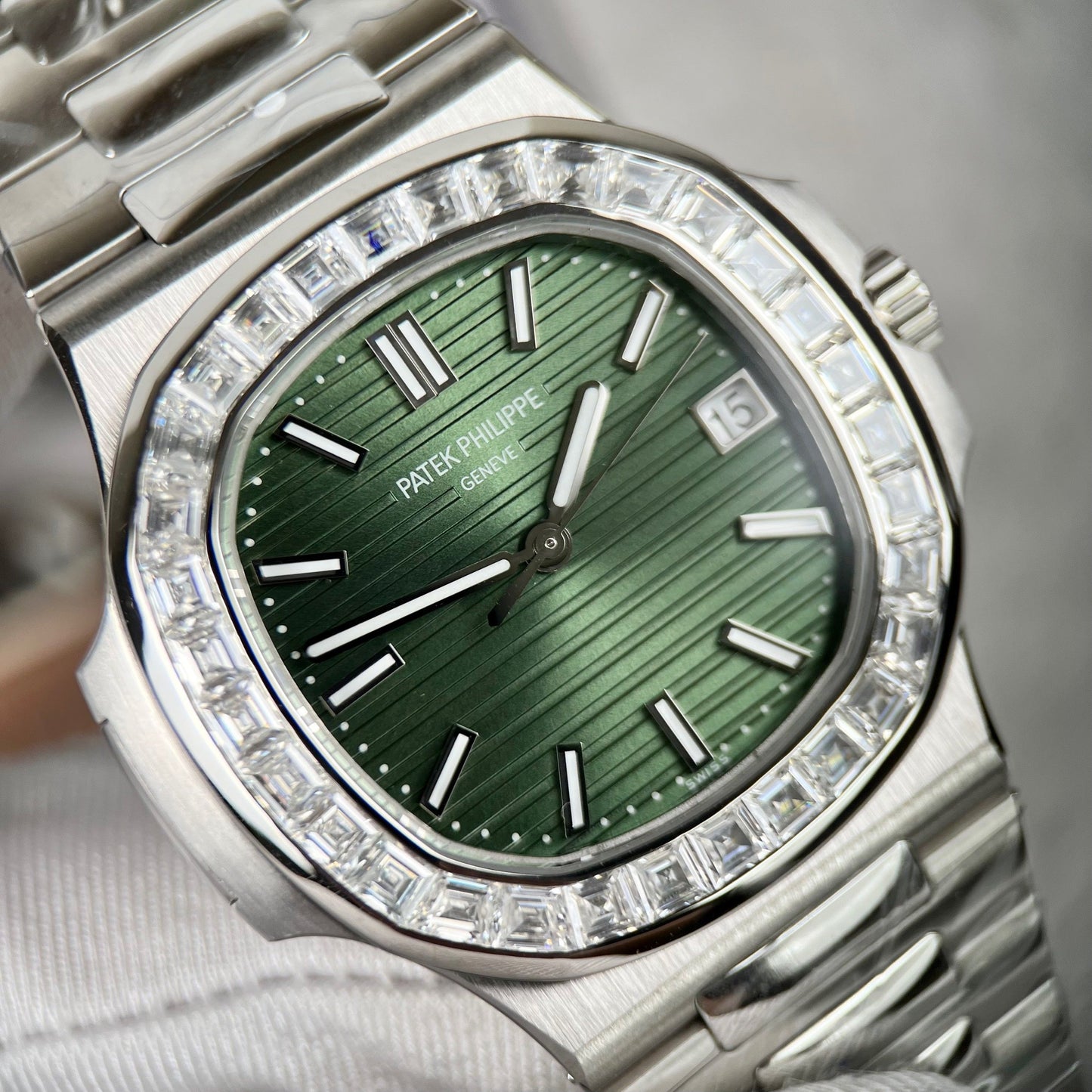 파텍 필립 노틸러스 5711/1300A-001 3K 팩토리 그린 다이얼 Custom Moisanite Baguette
