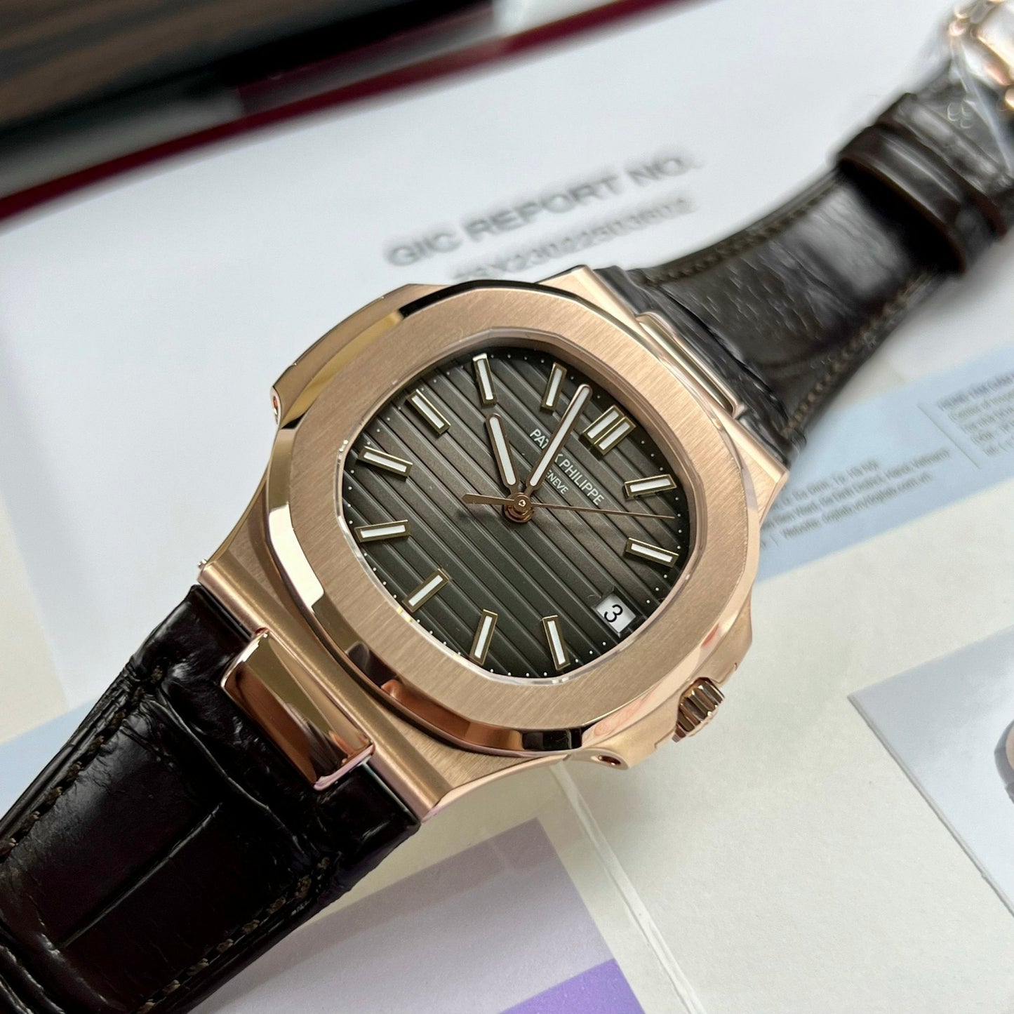 파텍 필립 노틸러스 5711/1R-001 –Wrapped 18k 로즈 골드 Leather band version