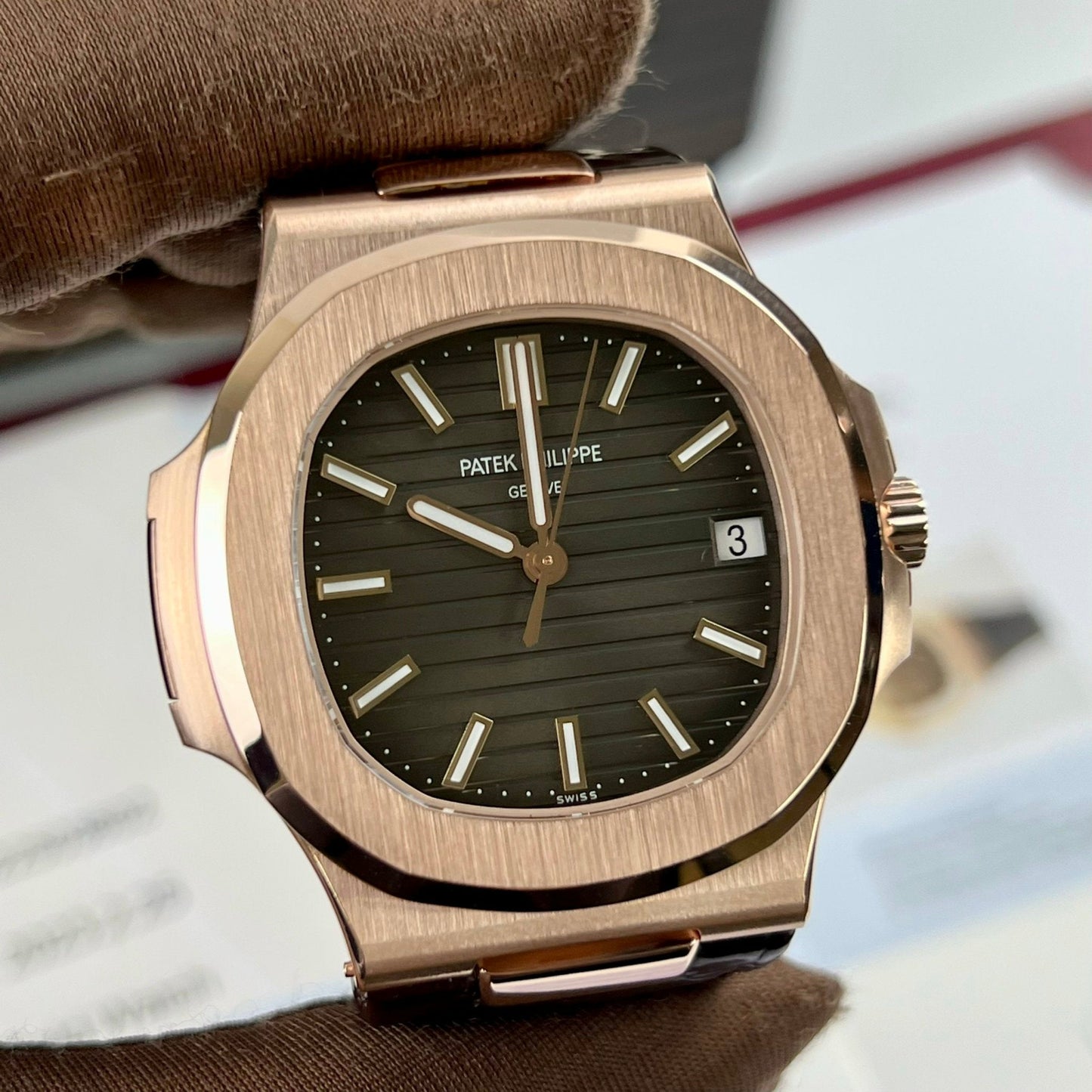 파텍 필립 노틸러스 5711/1R-001 –Wrapped 18k 로즈 골드 Leather band version
