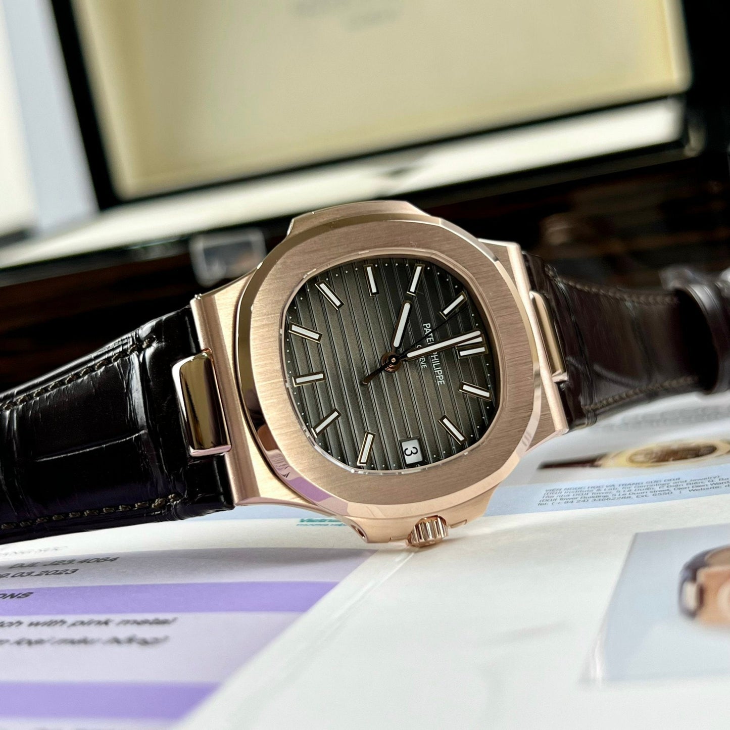 파텍 필립 노틸러스 5711/1R-001 –Wrapped 18k 로즈 골드 Leather band version