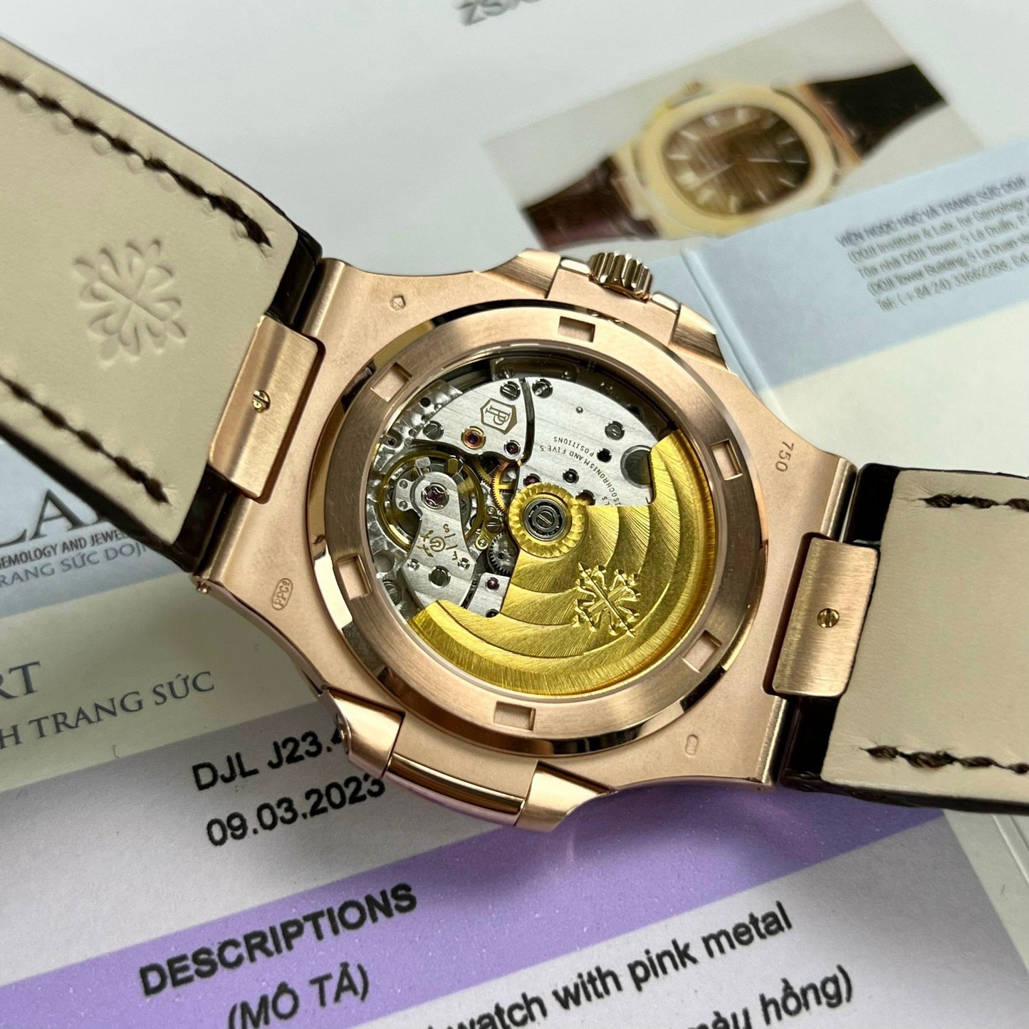 파텍 필립 노틸러스 5711/1R-001 –Wrapped 18k 로즈 골드 Leather band version