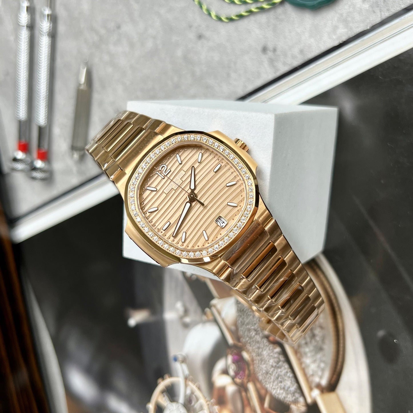 파텍 필립 노틸러스 7118/1R-010 18k gold filled from the 3k 팩토리 with yellow dial