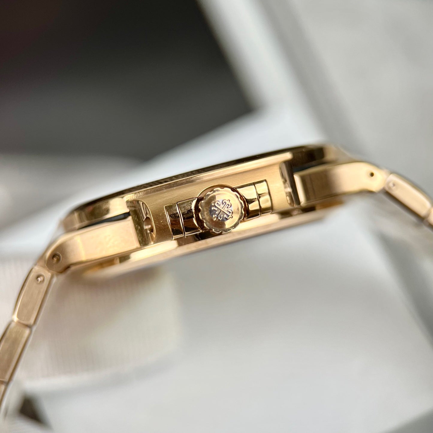 파텍 필립 노틸러스 7118/1R-010 18k gold filled from the 3k 팩토리 with yellow dial