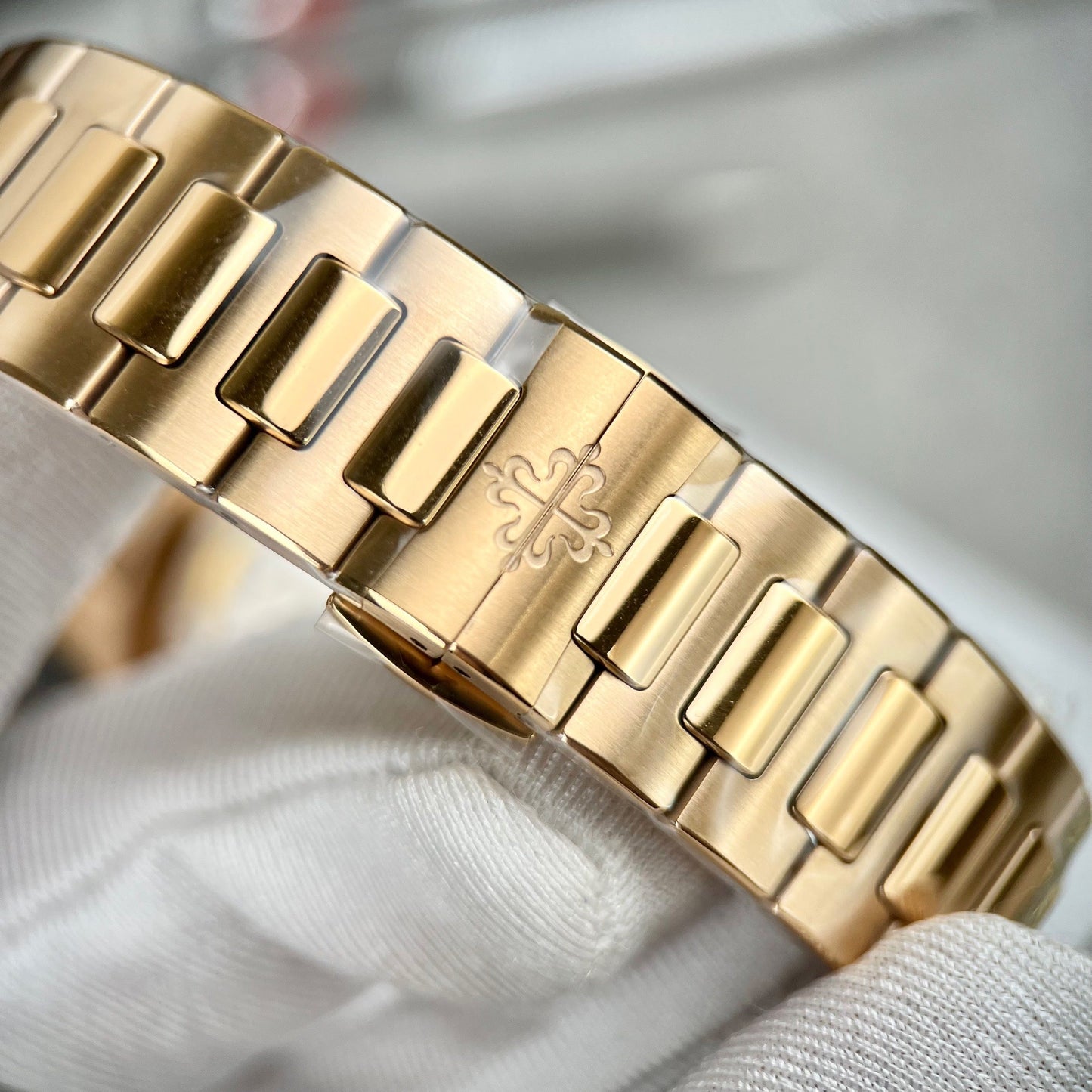 파텍 필립 노틸러스 7118/1R-010 18k gold filled from the 3k 팩토리 with yellow dial
