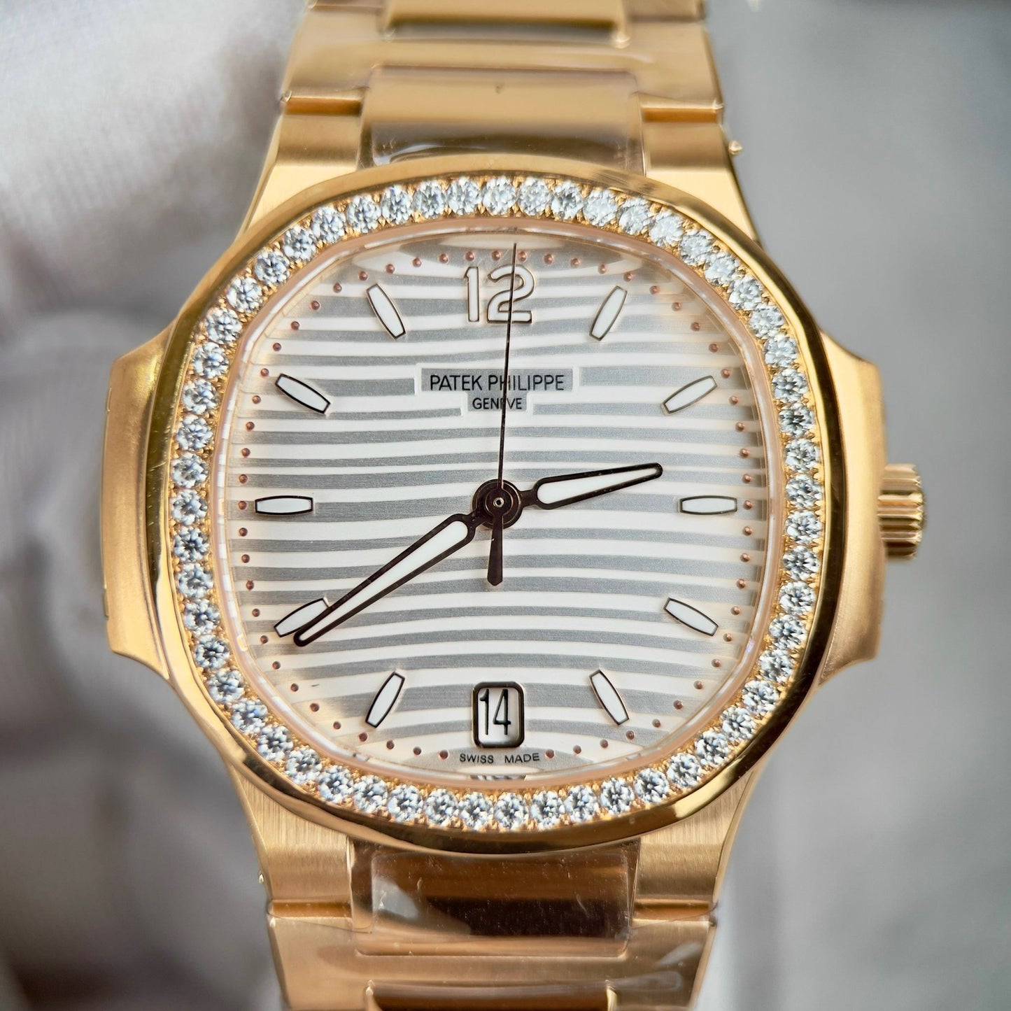 파텍 필립 노틸러스 7118/1R-010 18k gold filled with 화이트 다이얼 custom Moissanite stone