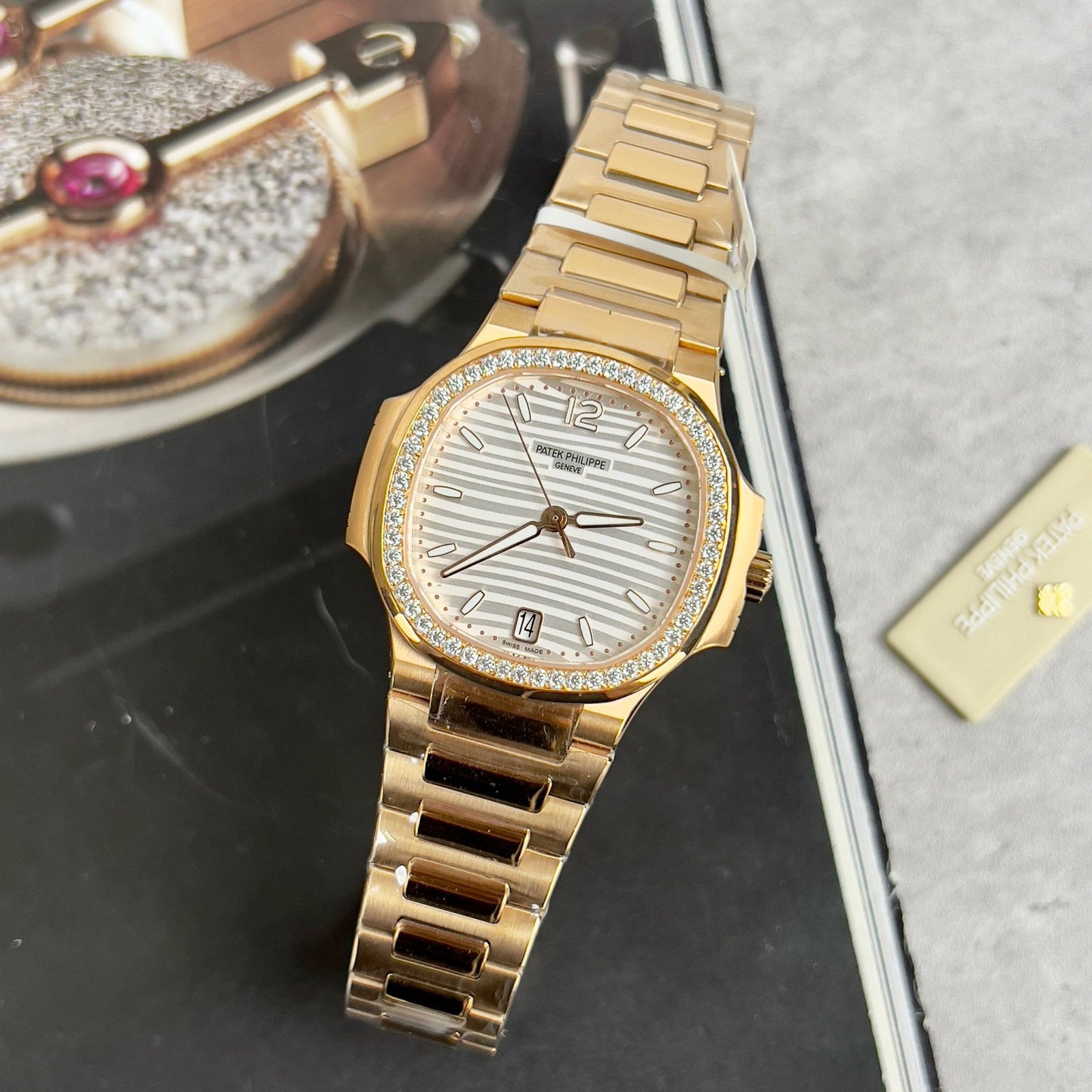 파텍 필립 노틸러스 7118/1R-010 18k gold filled with 화이트 다이얼 custom Moissanite stone