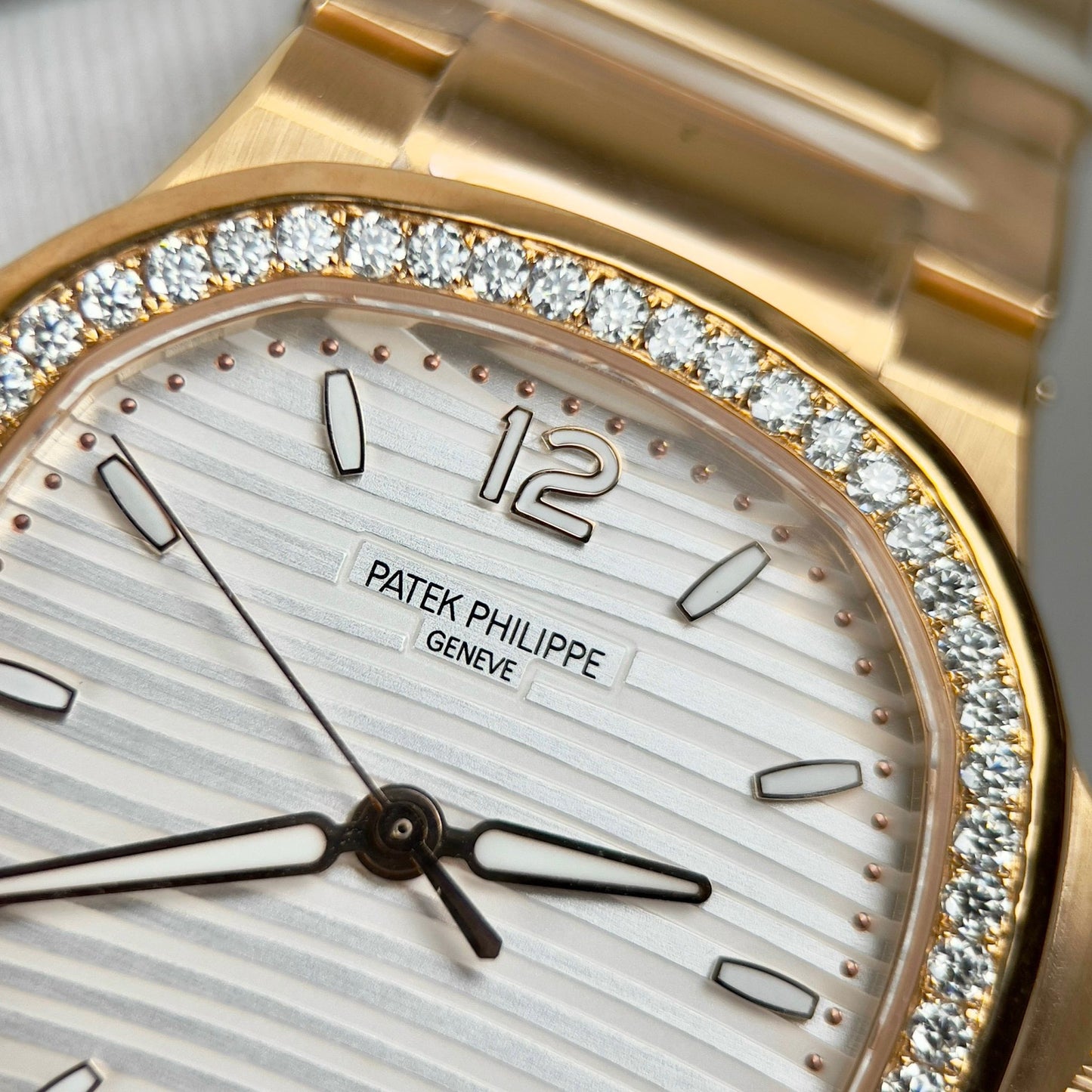파텍 필립 노틸러스 7118/1R-010 18k gold filled with 화이트 다이얼 custom Moissanite stone