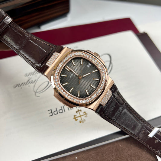 파텍 필립 노틸러스 5711/1R-001 –Wrapped 18k and diamond Leather band version