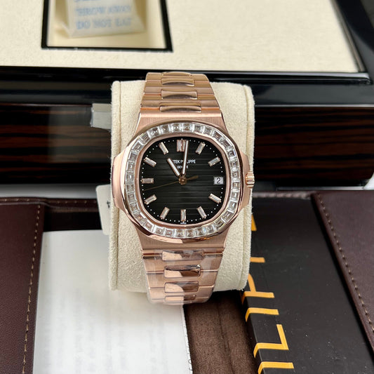 파텍 필립 노틸러스 5711/1R-001 –Wrapped 18k 로즈 골드 and Moissanite Baguette